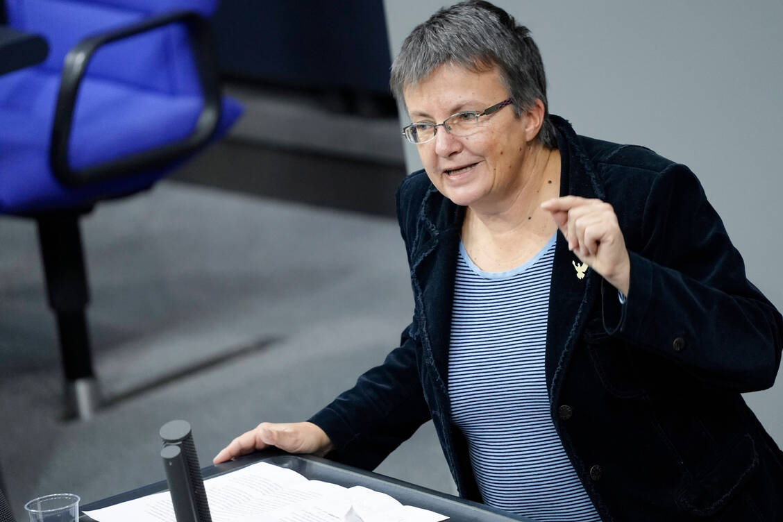 Linken-Gesundheitsexpertin Kathrin Vogler sieht die Apotheker fachlich gut aufgestellt für die Booster-Impfung gegen das Coronavirus.  / Foto: Imago Images/Political-Moments