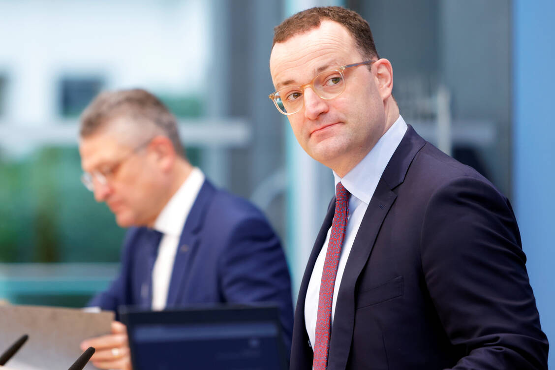 »Diese neu entdeckte Variante besorgt uns«, sagte Noch-Bundesgesundheitsminister Jens Spahn (CDU, r.) heute bei der Bundespressekonferenz. / Foto: picture alliance / REUTERS
