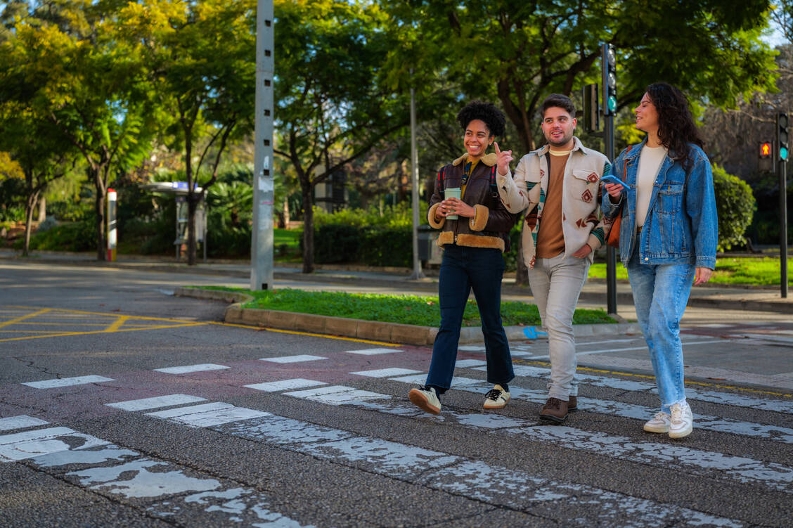 Spazieren durch die eigene Stadt kann dabei helfen, neue Menschen kennenzulernen. / © Shutterstock/f.t.Photographer