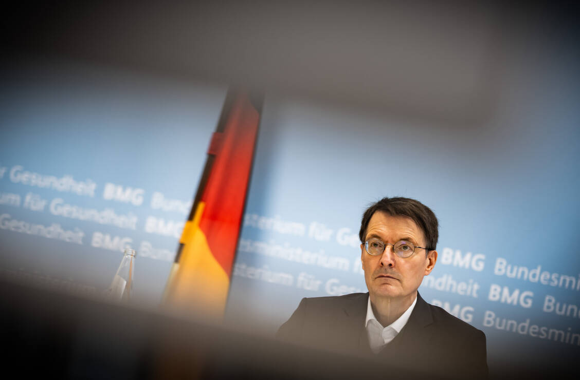 Bundesgesundheitsminister Karl Lauterbach (SPD) will bei wichtigen Entscheidungen wie der Dauer des Genesenenstatus nicht »für das Handeln anderer« die politische Verantwortung tragen. / Foto: picture alliance/dpa