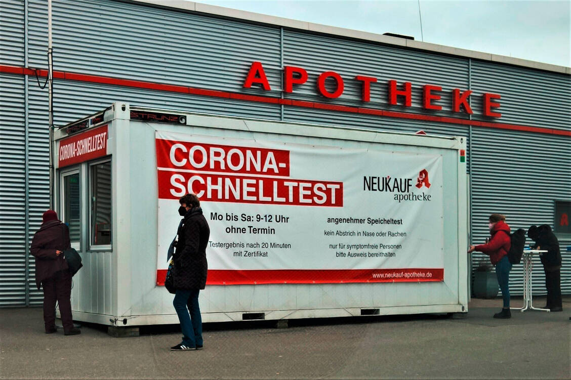 Testende Apotheken können nun für die Bevölkerung kostenfreie Corona-Schnelltests bis Ende Juni 2022 anbieten. / Foto: Imago Images/Manfred Segerer