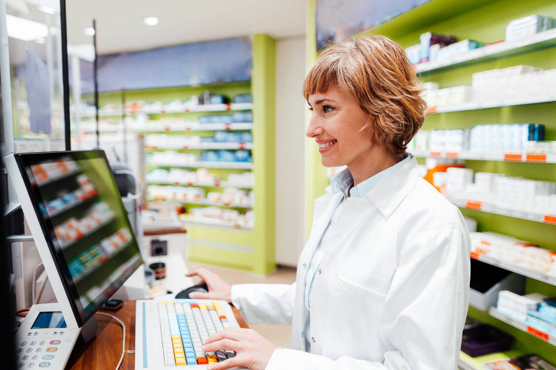 Nach PZ-Informationen könne die Gematik beschließen, dass sich alle Apotheken bis zum 1.September verpflichtend ans E-Rezept-System anbinden müssen. / Foto: imago images/Westend61