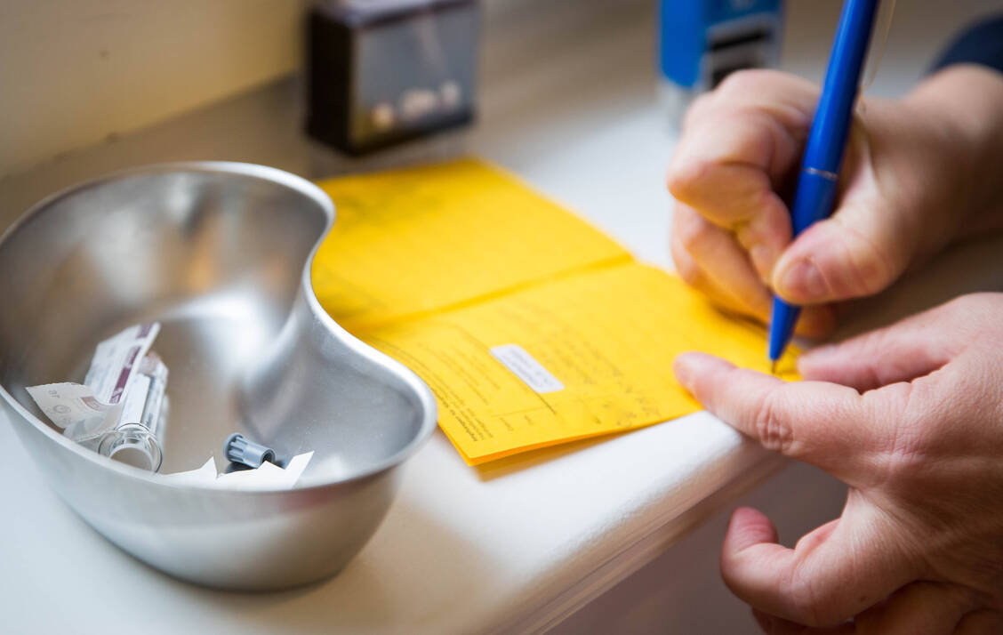 Zwölf Fortbildungsstunden umfasst die Schulung für Apotheker für den Erwerb der Qualifikation zum Impfen, darunter mindestens vier Stunden Praxis unter ärztlicher Anleitung. / Foto: imago images/Sven Ellger