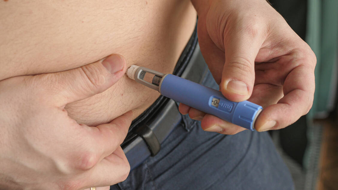 Während bei Diabetes die Anfangsdosis von Semaglutid einmal wöchentlich 0,25 mg subkutan beträgt und bis auf maximal 1 mg pro Woche erhöht werden kann, sind bei Adipositas 2,4 mg Semaglutid einmal wöchentlich vorgesehen. / Foto: Adobe Stock/myskin