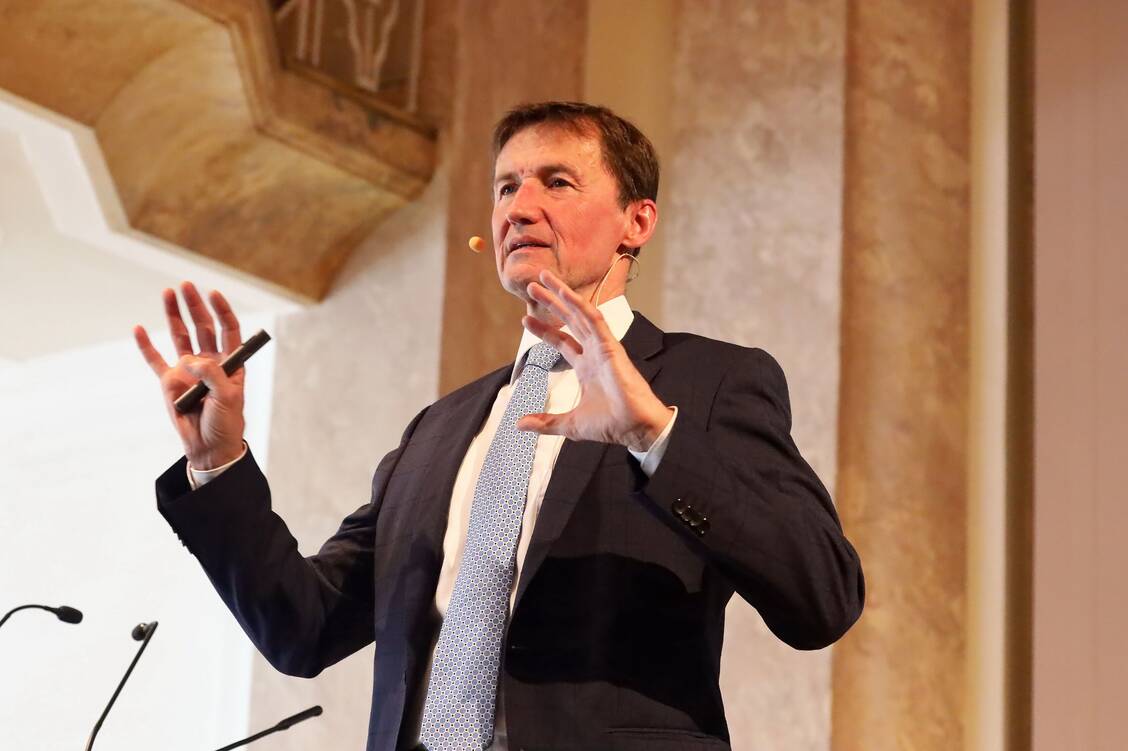 Die weitaus meisten Prostatatumoren werden heute im Frühstadium entdeckt. Doch wie sie sich weiterentwickeln, lässt sich kaum vorhersagen, berichtete Professor Dr.  Arnulf Stenzl in Meran. / Foto: PZ/Alois Müller