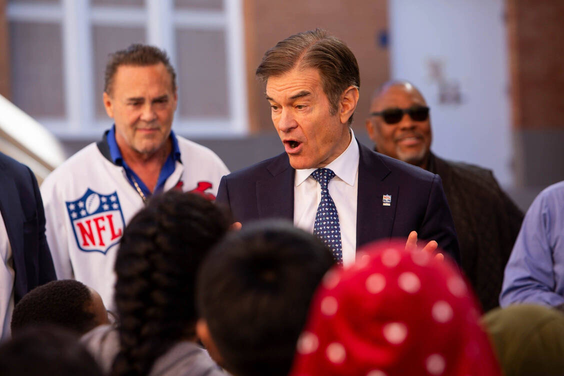 Mit dem TV-Arzt Mehmet Oz soll eine weitere Fernseh-Persönlichkeit in Donald Trumps neue Regierungsmannschaft einziehen. / © IMAGO/USA TODAY Network