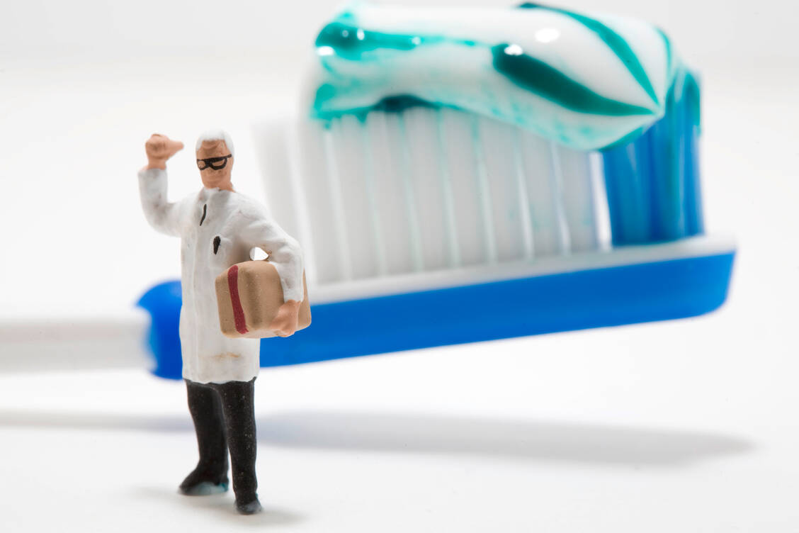 Diabetiker sollten Zähne und Zahnfleisch besonders gut pflegen. Neben gründlichem Zähneputzen macht es Sinn, die Zahnzwischenräume täglich zu reinigen. Das trägt dazu bei, Entzündungen des Zahnfleisches zu verhindern, aus denen sich langfristig eine Parodontitis entwickeln kann. Soweit sollten es Diabetiker - auch mit Blick auf den Blutzucker - gar nicht erst kommen lassen. / Foto: Adobe Stock/L.S.