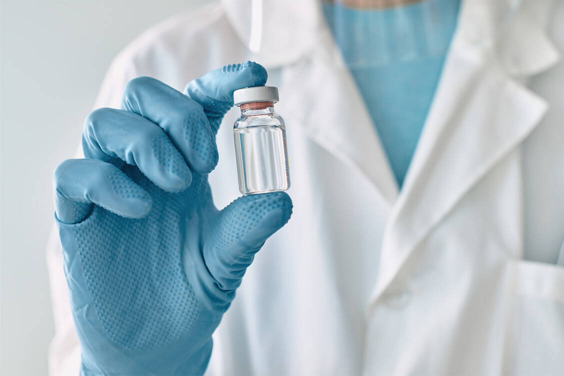 Darvadstrocel enthält mensenchymale Stromazellen. Der Arzt spritzt die resuspendierten Zellen in das Gewebe des Fistelgangs und rund um die Fistelöffnungen. / © Getty Images/BitsAndSplits