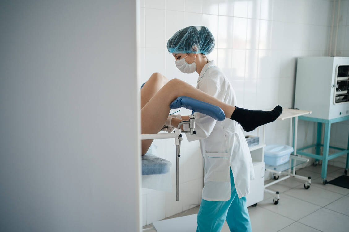 Durch regelmäßige gynäkologische Vorsorgeuntersuchungen wird Gebärmutterhalskrebs in Deutschland meist früh erkannt und ist dann gut therapierbar. Weltweit ist das Zervixkarzinom aber einer der häufigsten bösartigen Tumoren bei Frauen und mit einer hohen Sterblichkeit verbunden. / © Getty Images/Svetlana Repnitskaya