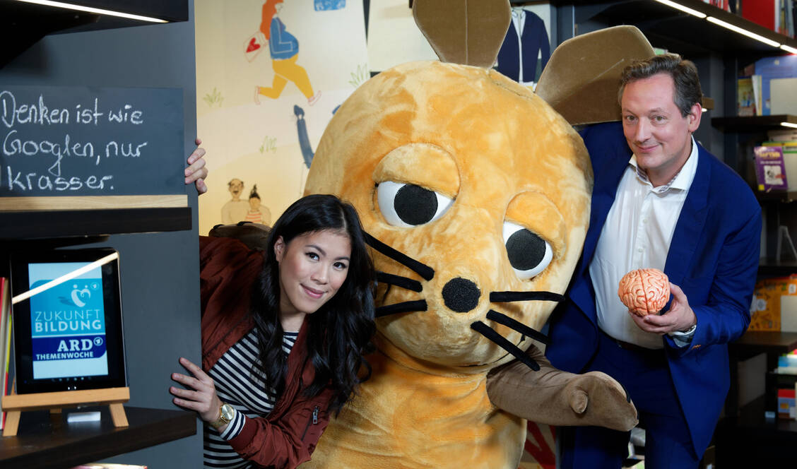 Wissenschaft mit Humor vermitteln, funktioniert nicht nur bei Kindern: Dass das gut funktionieren kann, zeigen hierzulande beispielsweise Mai Thi Nguyen-Kim und Eckart von Hirschhausen.  / © Picture Alliance/dpa