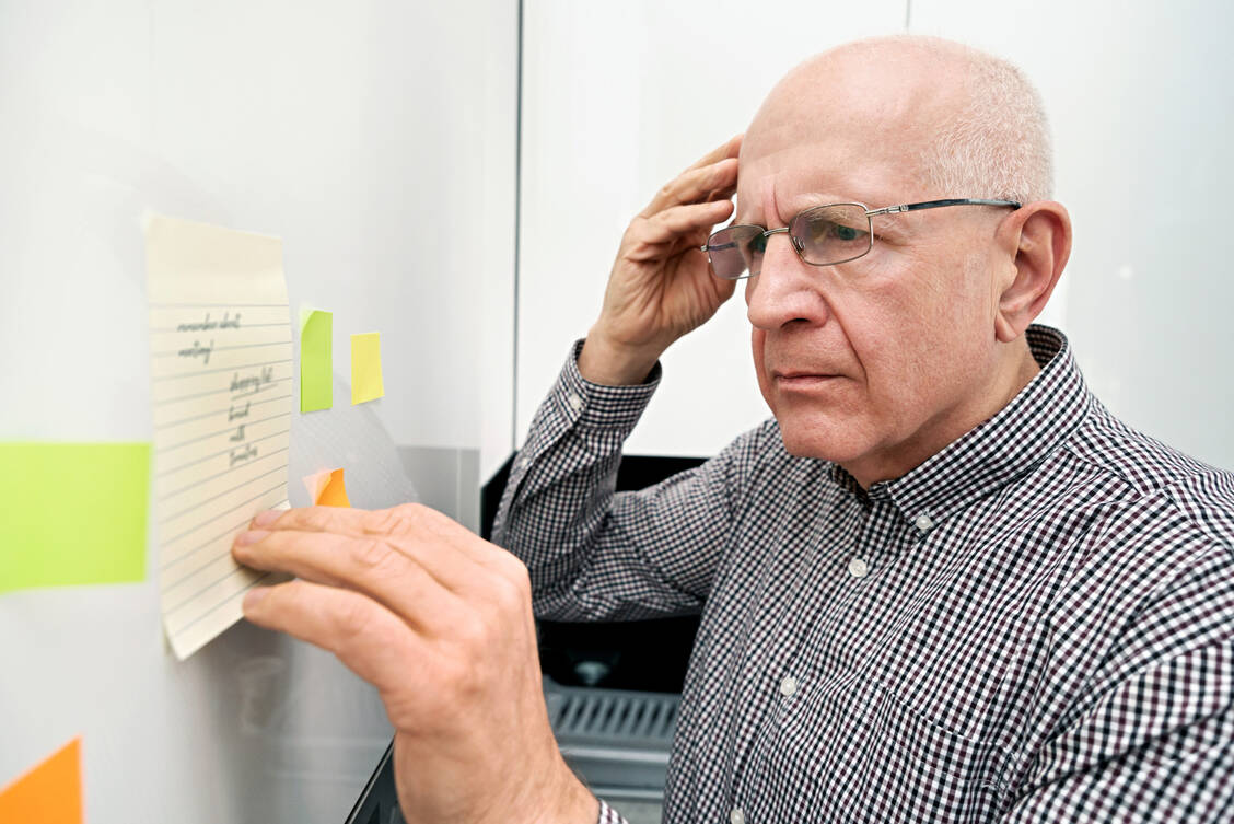 Bei einer Alzheimer-Demenz geht zunächst vor allem das Kurzzeitgedächtnis verloren. Betroffene leiden oft sehr darunter, dass sie so vergesslich sind. / © Adobe STock/Proxima Studio