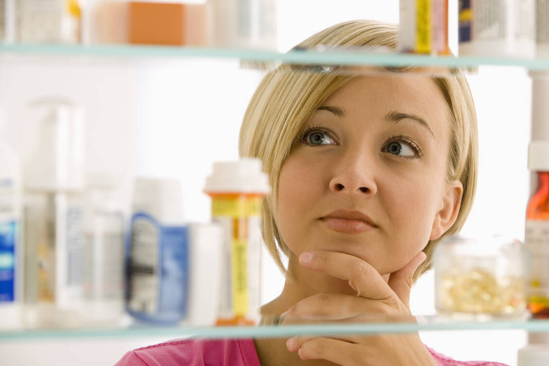 In der Coronavirus-Pandemie legen viele Deutsche einen Arzneimittelvorrat in der Hausapotheke an, um für eventuelle Infekte gewappnet zu sein.  / Foto: Shutterstock/micro 10x