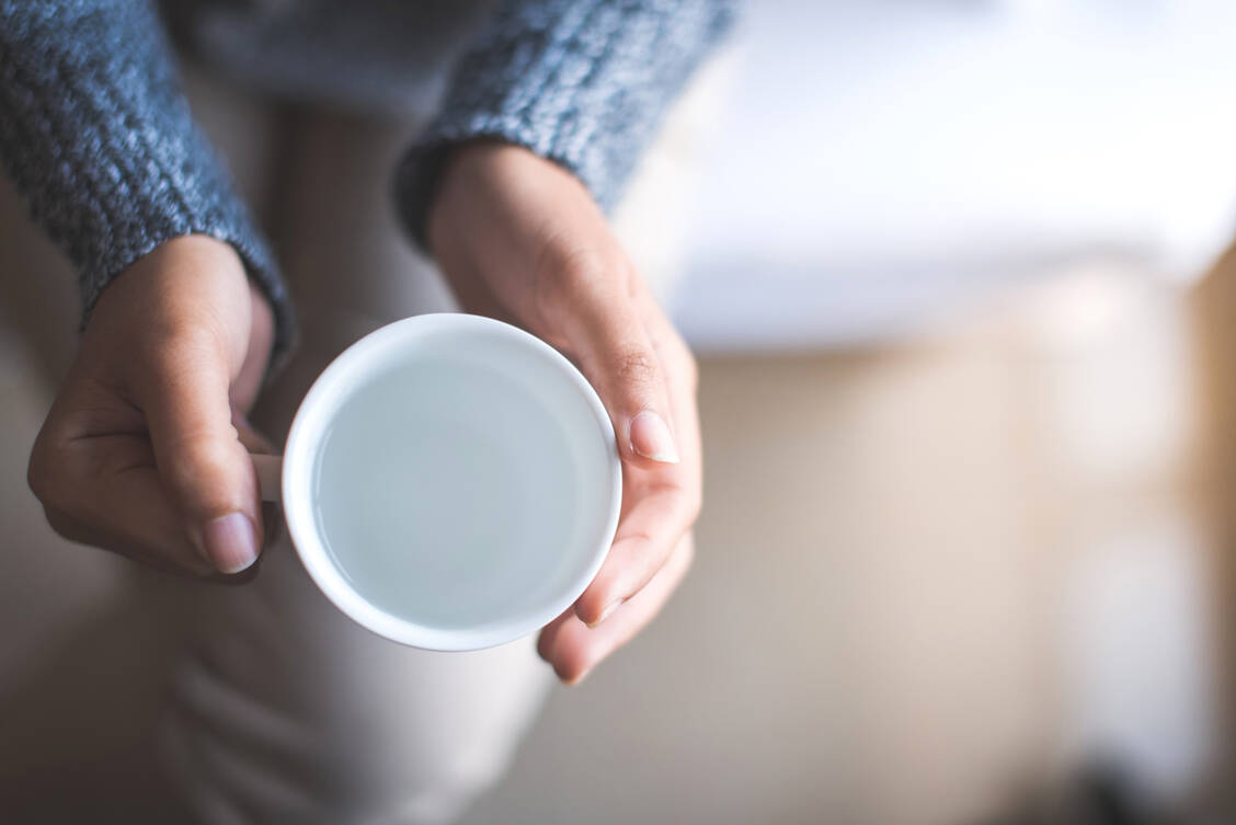 Ob Wasser, Säfte oder Tee – Hauptsache viel! Patienten mit Harnwegsentzündung sollten mindestens 1,5 Liter am Tag trinken. / Foto: Adobe Stock/satit