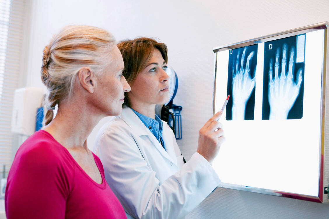 Rheuma-Patienten sollten auch während der Corona-Pandemie in der Regel ihre Medikation beibehalten – mit einigen Ausnahmen. / Foto: Shutterstock/Image Point Fr