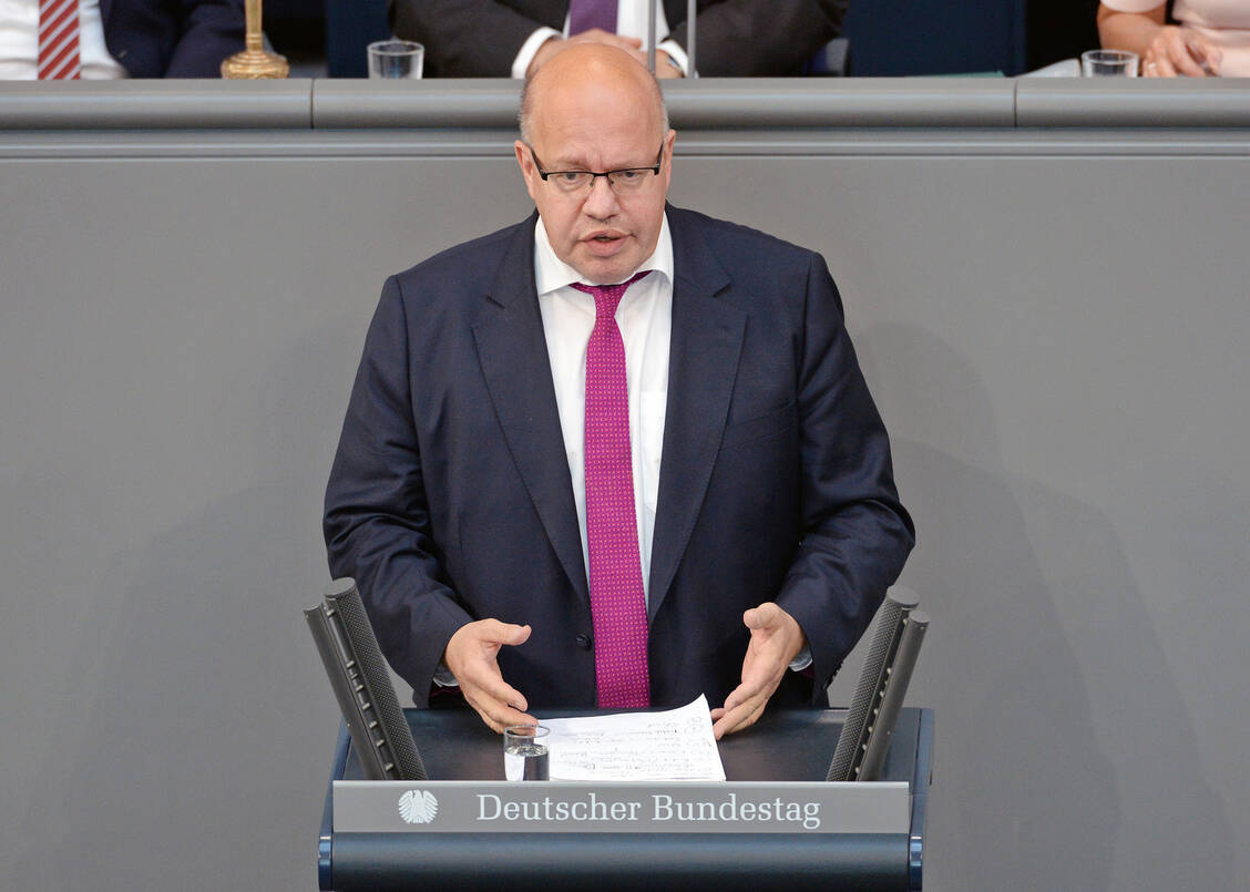»Möglicherweise falsche Stimmkarte«: Bundeswirtschaftsminister Peter Altmaier (CDU) votierte gestern für die Freigabe von Impfstoffpatenten und  damit gegen die Beschlussempfehlung des Gesundheitsausschusses. / Foto: Deutscher Bundestag/Achim Melde