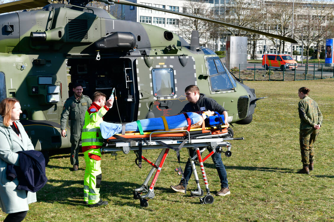 An der MHH trainieren angehende Ärztinnen und Ärzte, um bei Katastrophen schnell und effizient helfen zu können. / © Tom Figiel/MHH