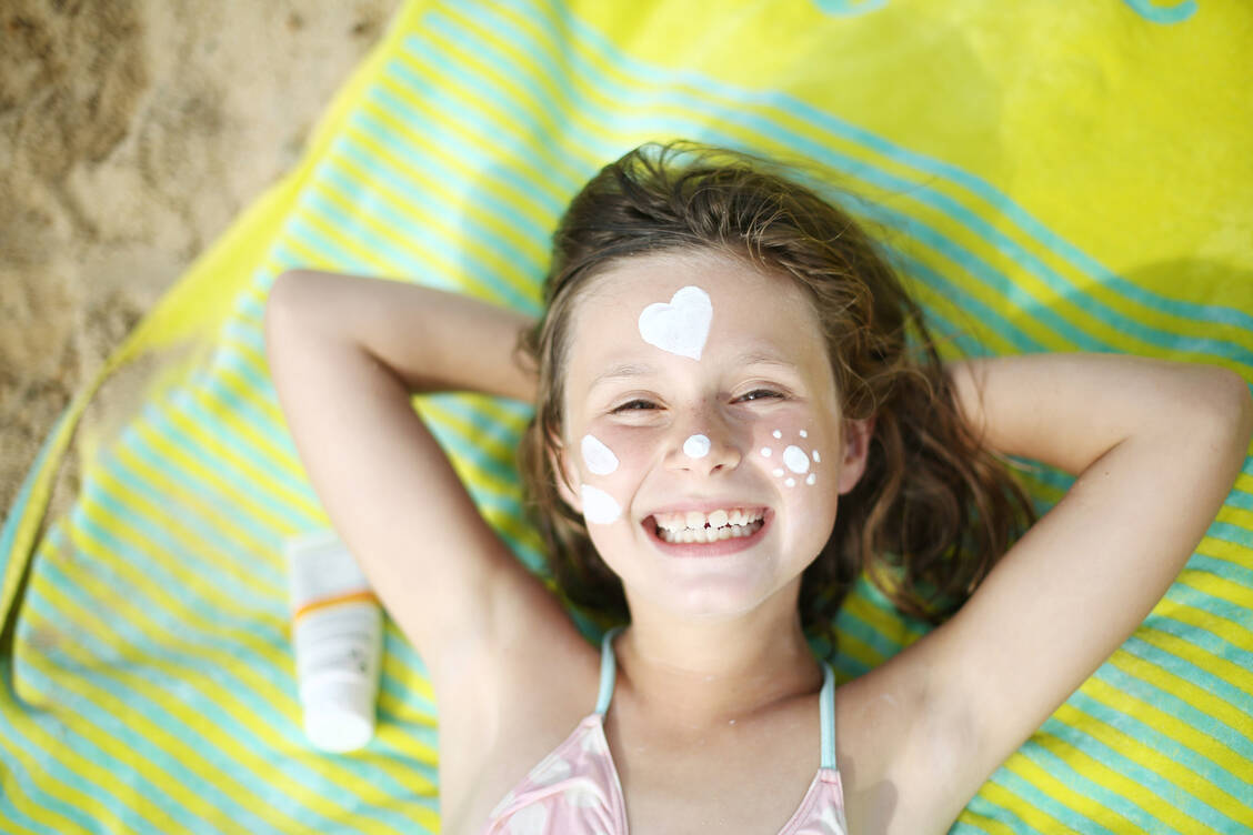Mit einem guten Sonnenschutz lässt sich der Sommer in vollen Zügen genießen. / © Getty Images/Catherine Delahaye