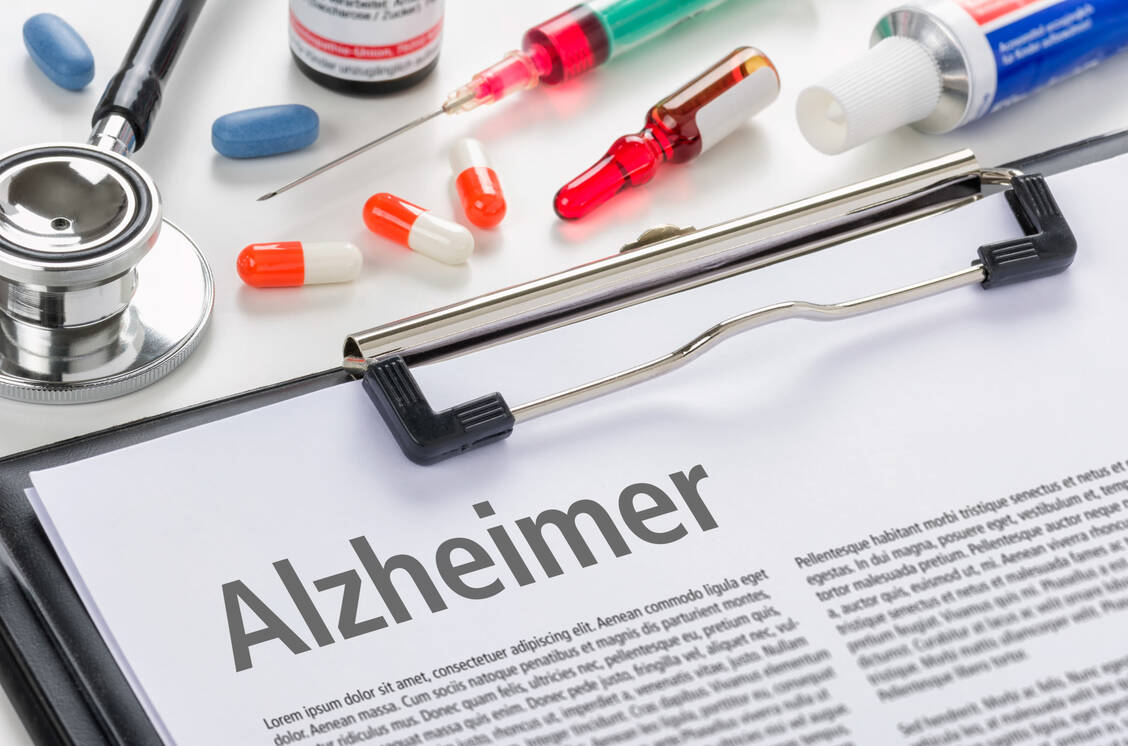 An Alzheimer-Medikamenten wird weltweit geforscht. Donanemab ist relativ weit in der Entwicklung.  Der Antikörper wird intravenös verabreicht. / Foto: Adobe Stock/Zerbor