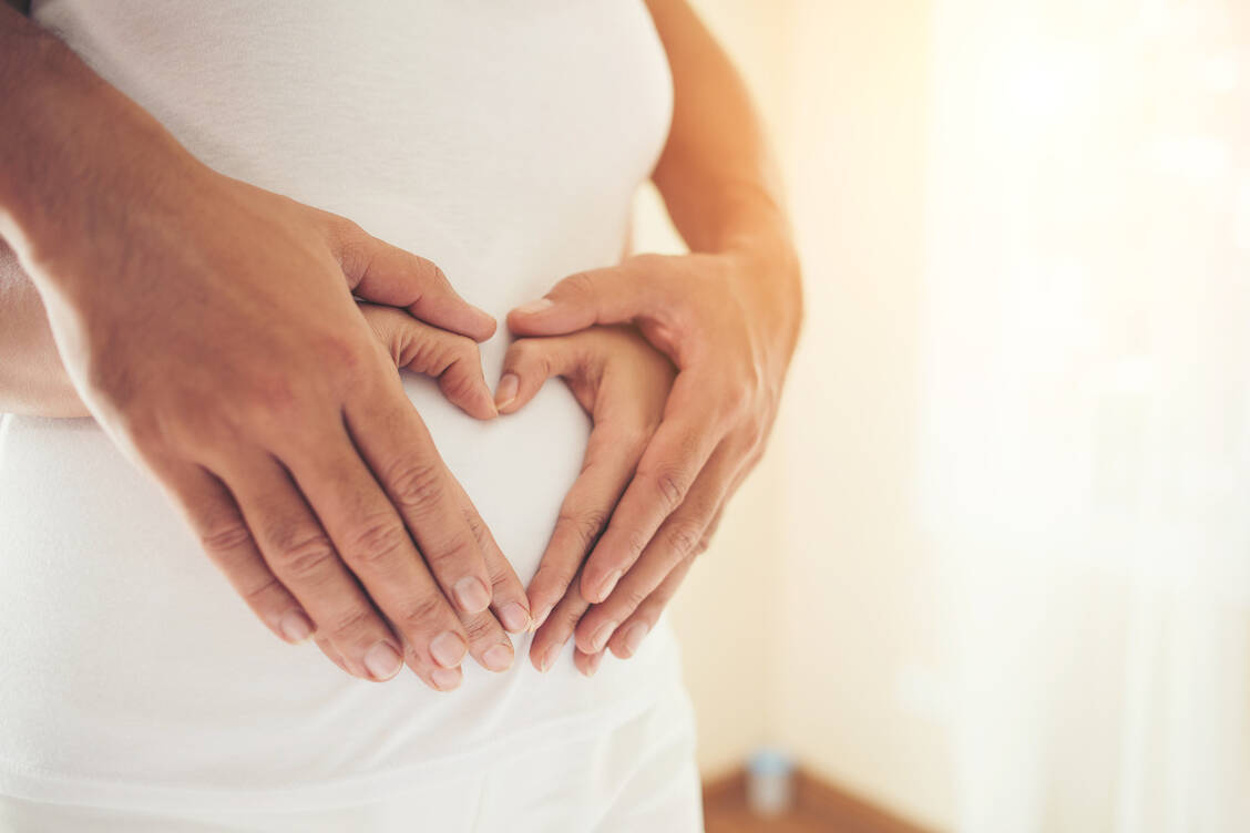 Alle Frauen im gebärfähigen Alter sollten über Arzneimittelrisiken informiert sein. Dies gilt vor allem, wenn sie potenziell teratogene Medikamente einnehmen. Denn eine Schwangerschaft kann auch ungeplant eintreten. / Foto: Fotolia/jcomp