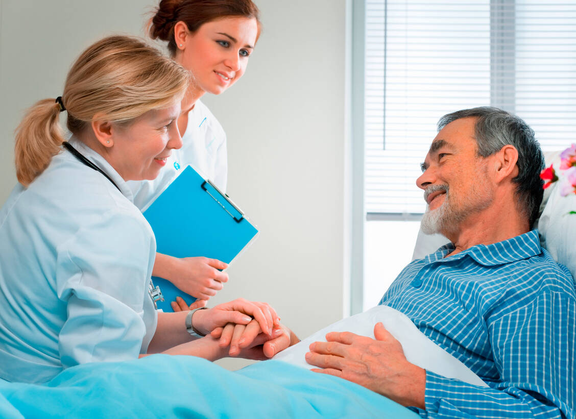 Gespräche auf Augenhöhe: Ist der Patient bettlägerig, bietet es sich an, sich zu setzen.  / Foto: Adobe Stock/Alexander Raths