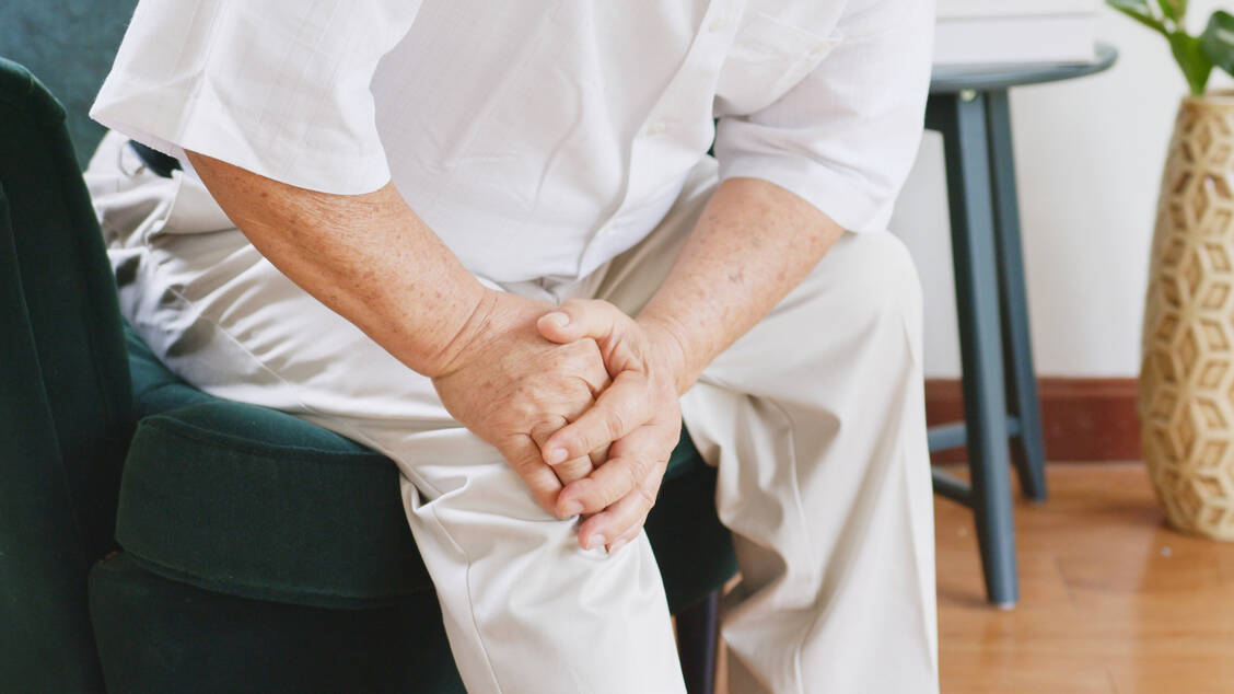 Arthrose ist eine Erkrankung des Muskel-Skelett-Systems. Sie ist durch die degenerative Zerstörung des Gelenkknorpels und die Schädigung angrenzender Strukturen wie Knochen, Muskeln, Kapseln und Bänder charakterisiert. / Foto: Adobe Stock/FomaA