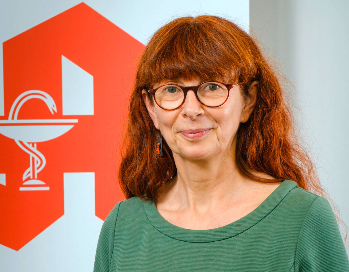 Im Kampf gegen den Medikamentenmangel spricht sich Anke Rüdinger vom Berliner Apothekerverein für mehr Wirkstoffproduktion in Europa aus. / Foto: ABDA