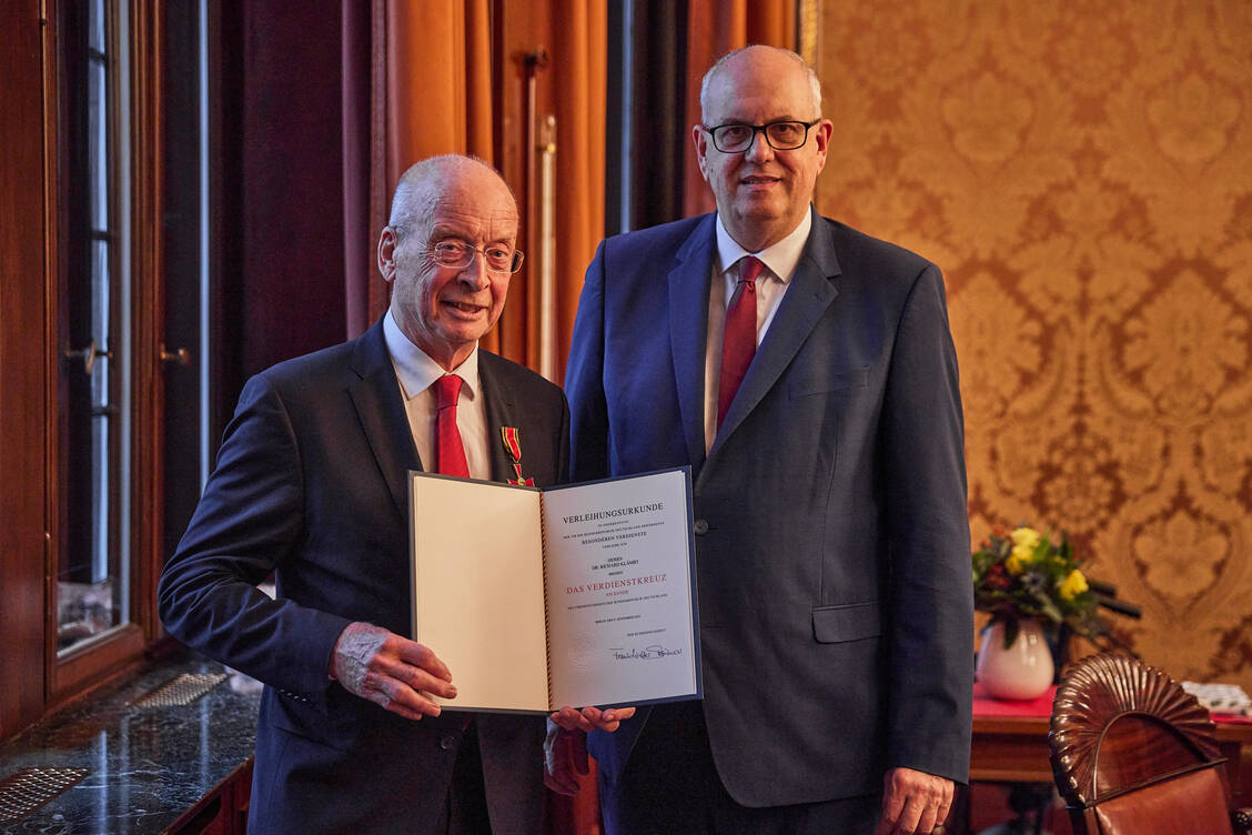 Richard Klämbt (links) bekam das Bundesverdienstkreuz vom Bremer Bürgermeister Andreas Bovenschulte.  / © Apothekerkammer Bremen