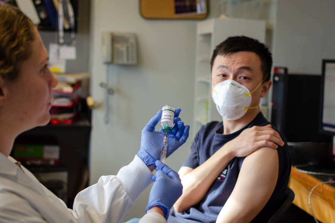 Das Bild ist gestellt: Noch ist kein Impfstoffkandidat gegen das neue Coronavirus bereit für die klinische Prüfung am Menschen. / Foto: Getty Images/Manjurul