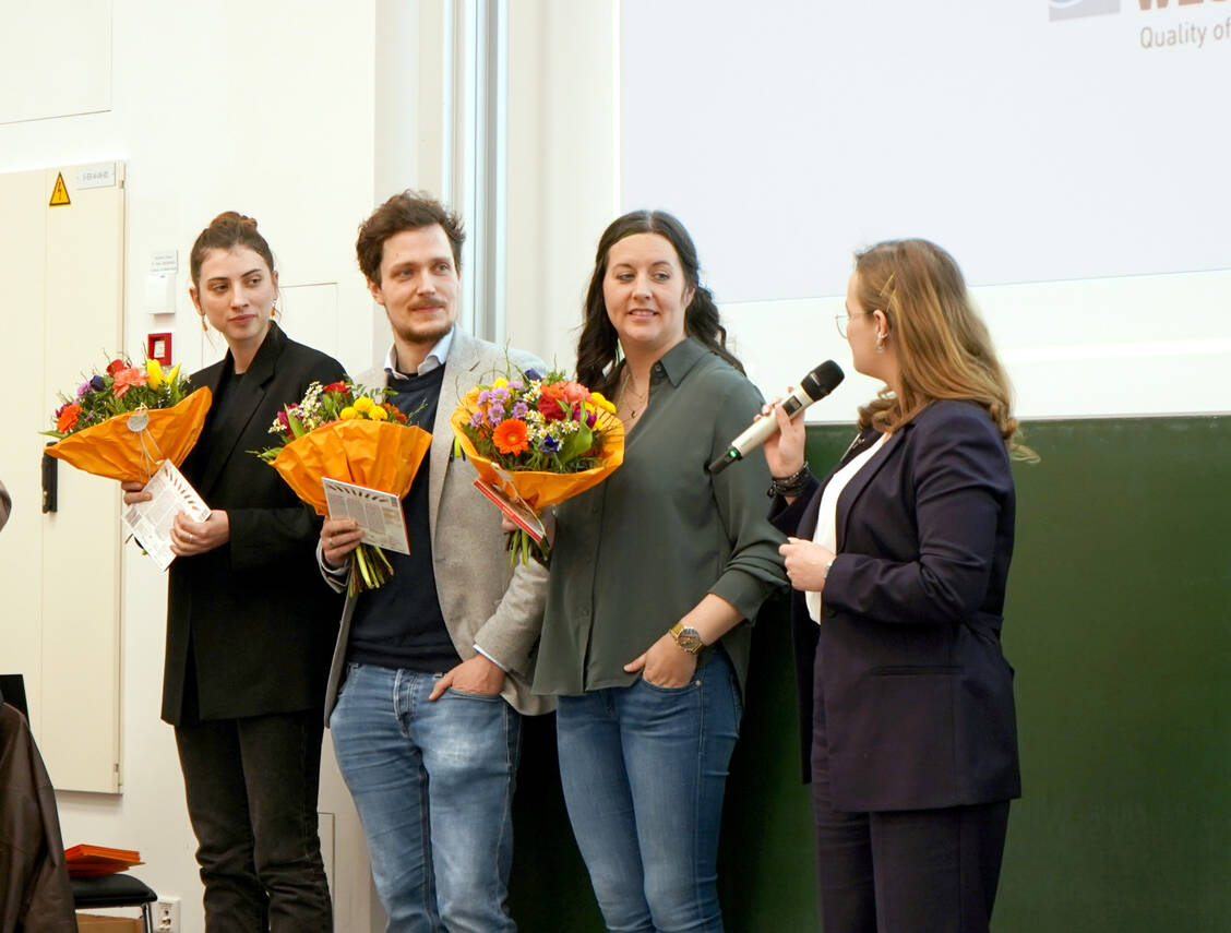 Ein besonderer Dank des Abschlusssemesters gilt dem Pharmschool-Team: Dr. Katharina Possart, Dr. Stefan Esch und Dr. Frauke Weber. / © Lena Flaig