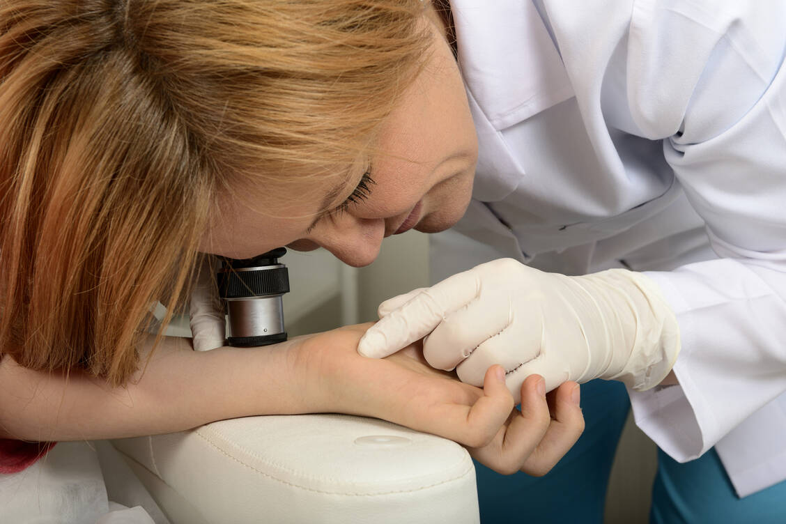 Die Untersuchung vorhandener Naevi mit dem Dermatoskop alle zwei Jahre hilft, Auffälligkeiten rechtzeitig zu entdecken. / Foto: Getty Images/minemero