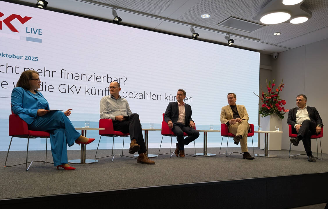 Rebecca Beerheide, Janosch Dahmen, Oliver Blatt, Tino Sorge und Christos Pantazis (v.l.n.r.) sprachen über die prekäre Situation der GKV.  / © PZ/Brockfeld