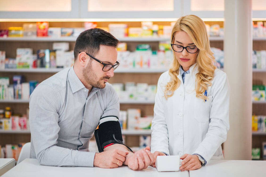Auch Apotheken bieten Blutdruck-Checks an, in Coronazeiten selbstverständlich mit Mund-Nasen-Schutz und dem gebührenden Abstand so gut es geht. / Foto: Adobe Stock/bnenin