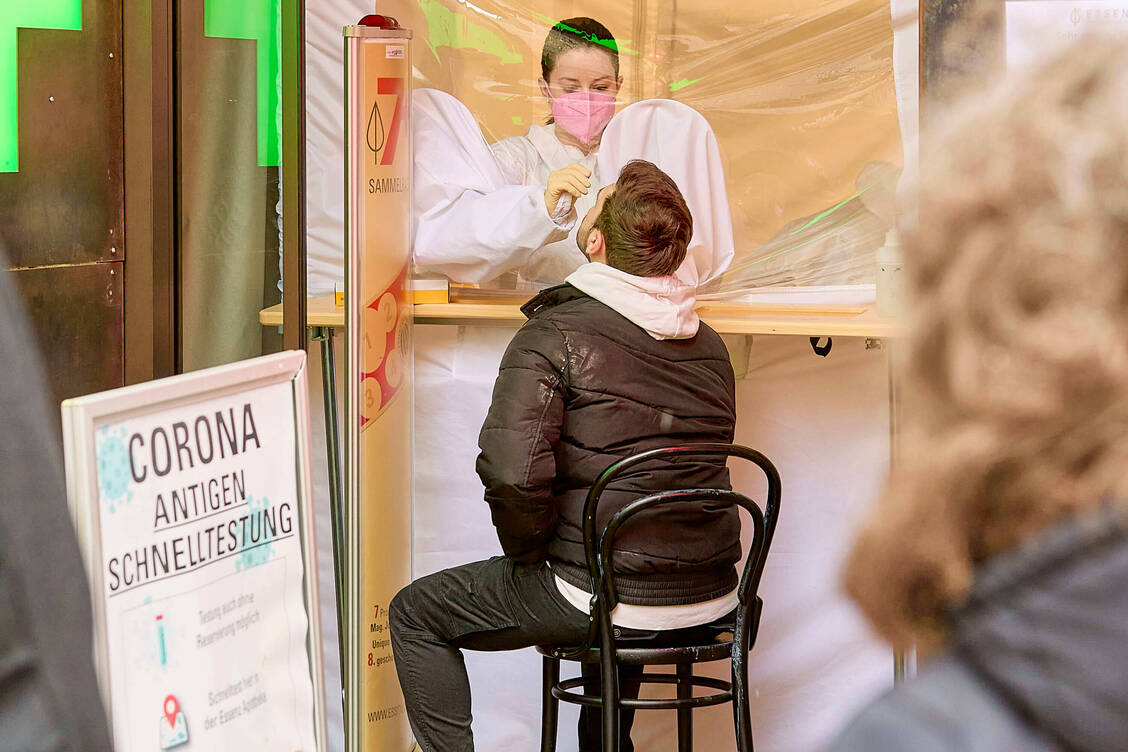 Das Bundesgesundheitsministerium will erreichen, dass unter anderem in Apotheken noch häufiger Antigentests durchgeführt werden. In Österreich (hier eine Apotheke in Wien) testen bereits mehr als die Hälfte aller Apotheken – für die Österreicher ist dies kostenlos. / Foto: imago images/photonews.at
