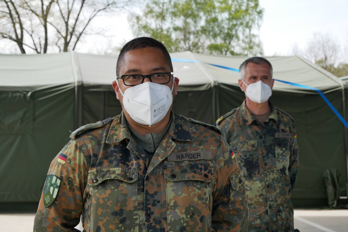 Oberfeldapotheker Duane-Eddy Harder ist Reservist und damit nur ab und zu bei der Bundeswehr tätig. Hinter ihm ist Generalstabsarzt Stephan Schmidt zu sehen. / Foto: PZ/Kurz