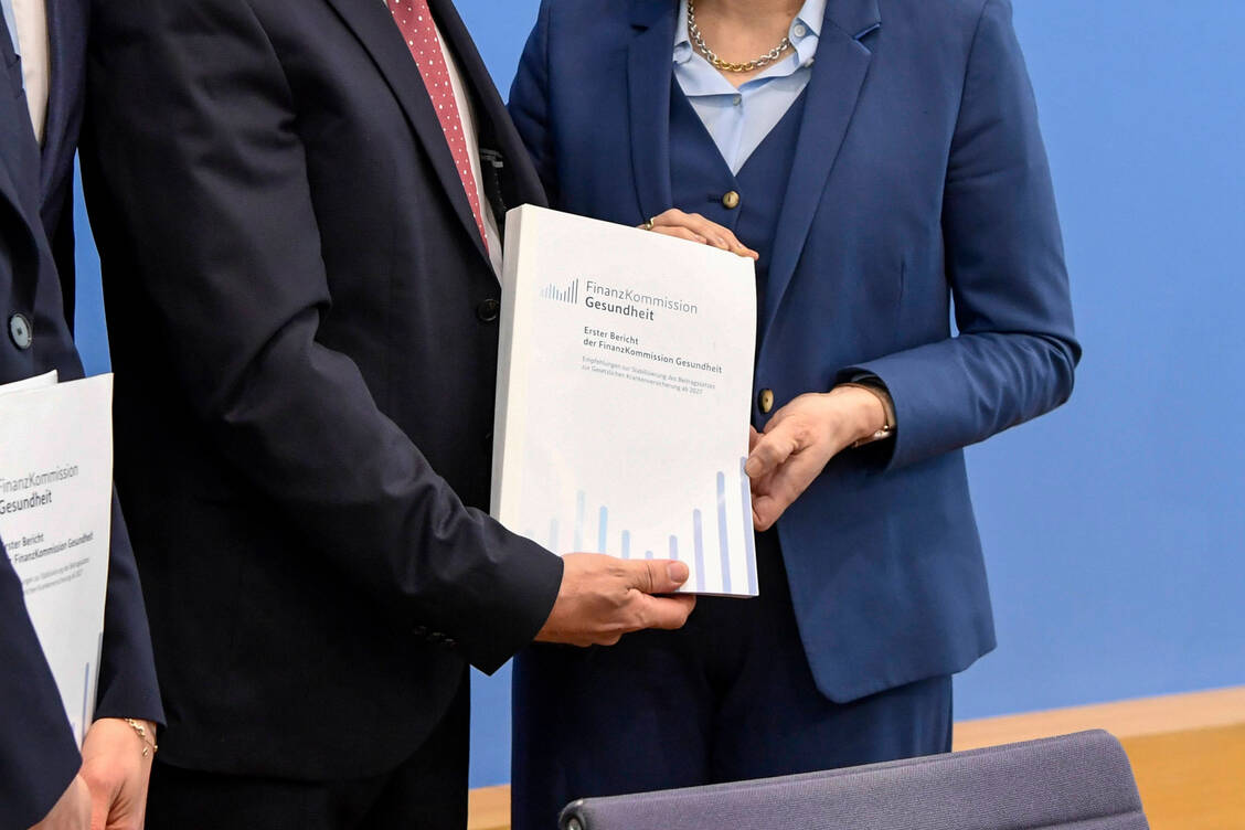 Würde man nach der Systematik der Finanzkommission rechnen, ergäbe sich schon heute ein Fixum von 12,64 Euro. / © Imago/BREUEL-BILD