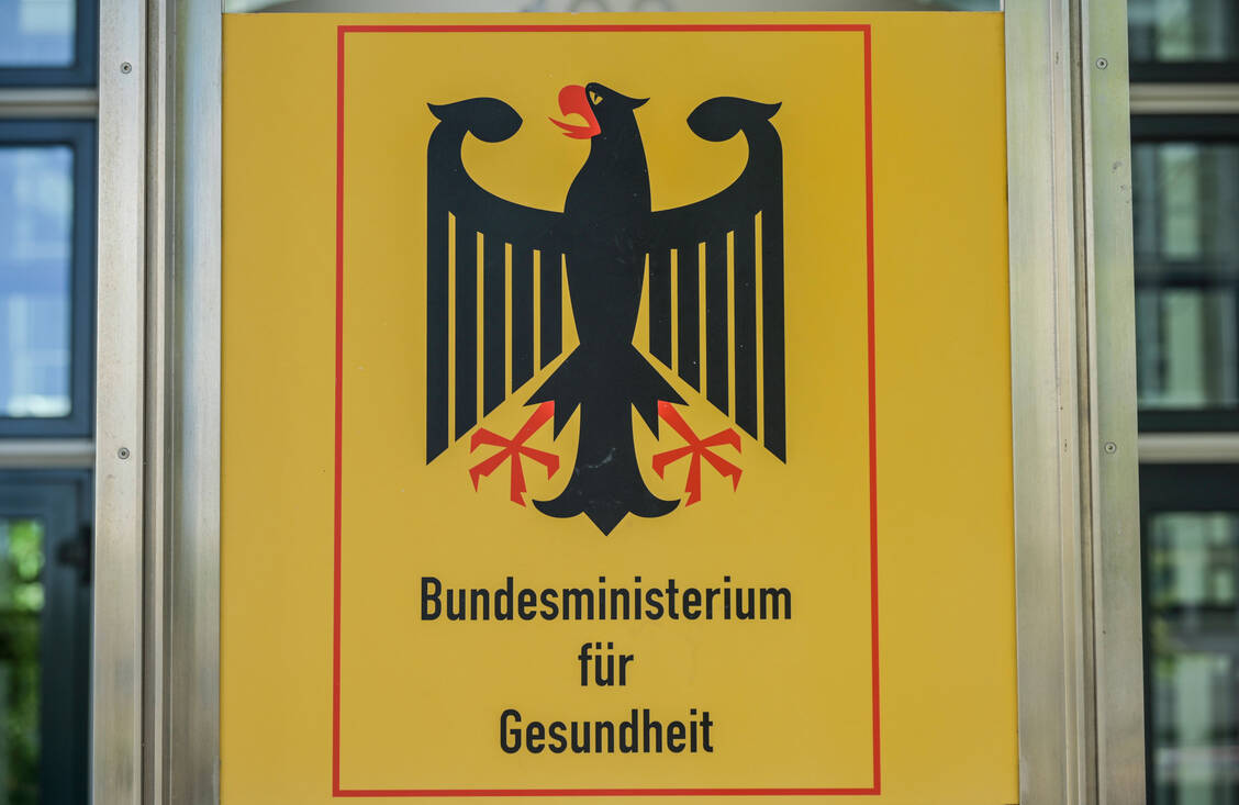 Im Bundesgesundheitsministerium wird Bundesgesundheitsministerin Nina Warken (CDU) heute die GKV-Sparpläne vorstellen. Zuvor tagt das Bundeskabinett. / © Imago/Schöning