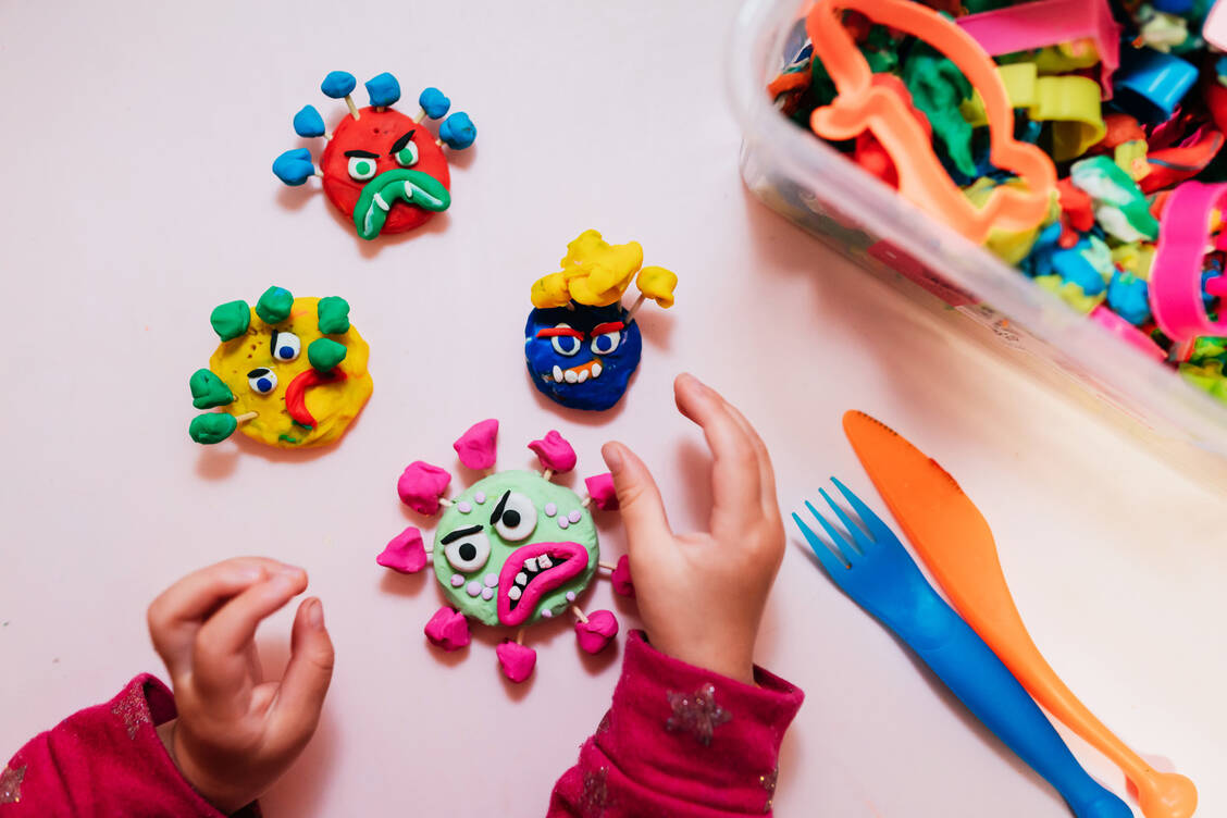 So gut mit Viren kannte sich wohl kaum eine Generation von Kindergartenkindern aus als die jetzige. / Foto: Getty Images/Volanthevist