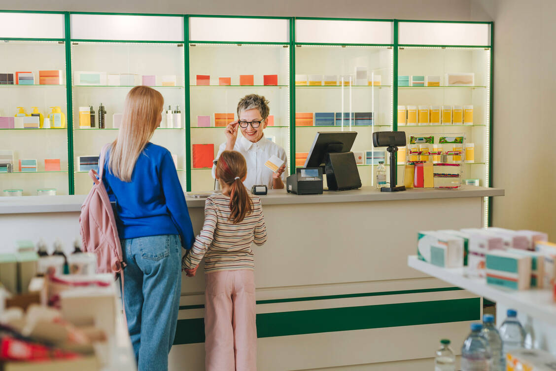Apotheken in Neuseeland sollen künftig staatlich finanzierte Arzneimittel für häufige Erkrankungen direkt an Kinder und ihre Familien abgeben können. / © Imago Images/Westend61