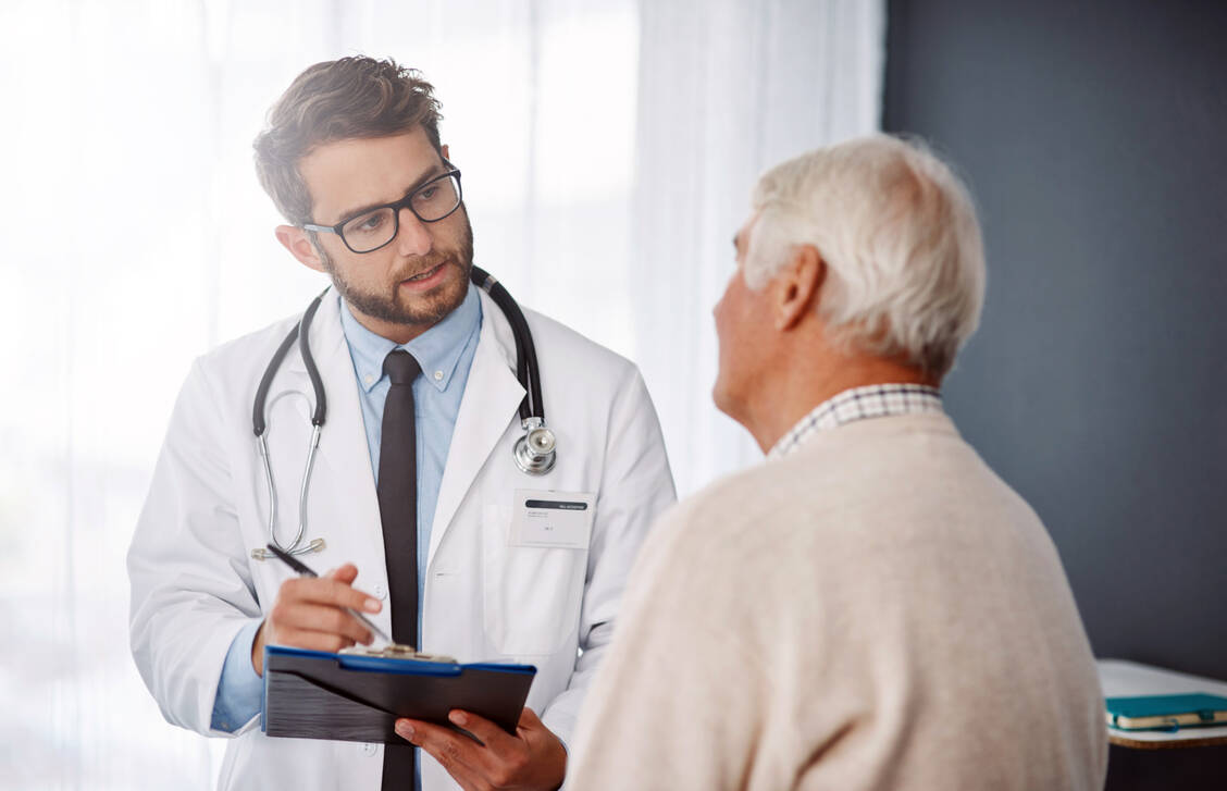 Hat ein älterer Mensch keine weiteren Risikofaktoren, die die Entstehung eines Ulkus prädestinieren, besteht wegen einer NSAR-Verordnung keine Indikation für einen PPI als Magenschutz.  / © Shutterstock/PeopleImages