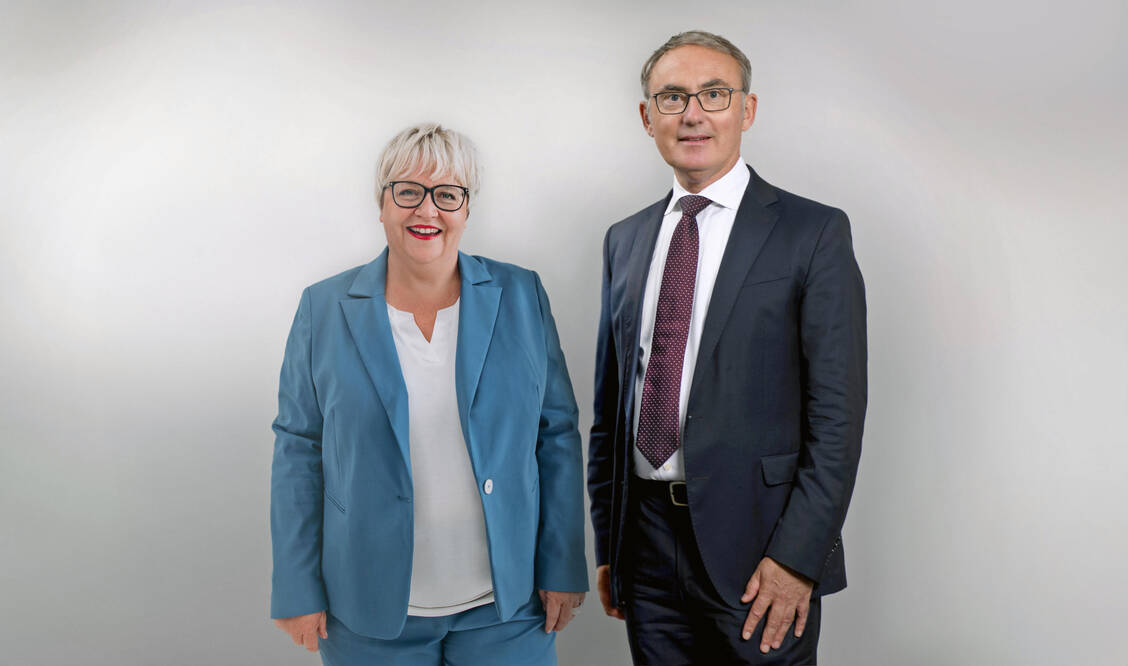 Zum Jahresende verlässt Professor Christoph Straub den Barmer-Vorstand. Den neuen Vorstand bilden laut Barmer zukünftig die derzeitige stellvertretende Vorstandsvorsitzende Simone Schwering (links) und der bisherige Geschäftsbereichsleiter Uwe Repschläger (nicht im Bild). / © Mathias Kehren