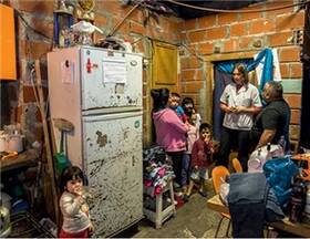 Für Dr. Carina Vetye, Leiterin der AoG-Slum-Apotheke in Buenos Aires, gehören Hausbesuche zum Alltag.
<p class="fotonachweis">Foto: paulhahn.de/AoG-Archiv</p>