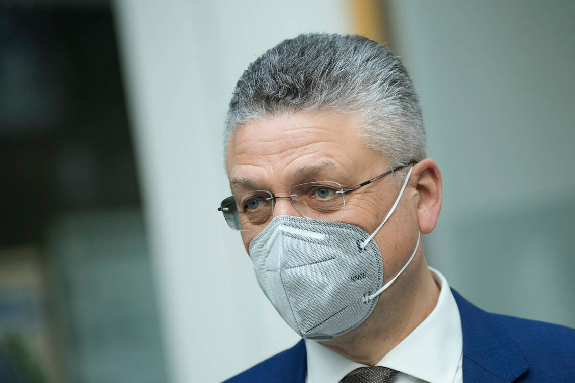 Trotz sinkender Fallzahlen rät der RKI-Chef weiterhin zum eigenverantwortlichen Tragen von Masken. / Foto: IMAGO/Political-Moments