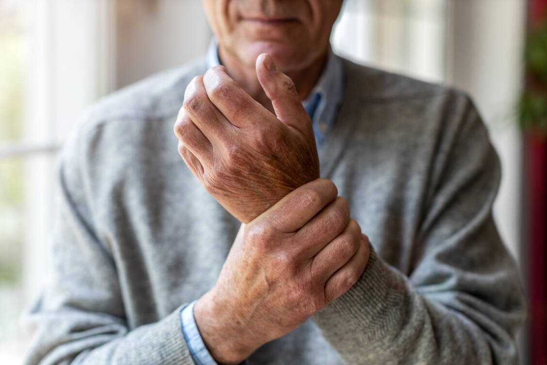 Etoricoxib wird unter anderem bei degenerativen und entzündlichen Gelenkerkrankungen eingesetzt. / Foto: Adobe Stock/pikselstock