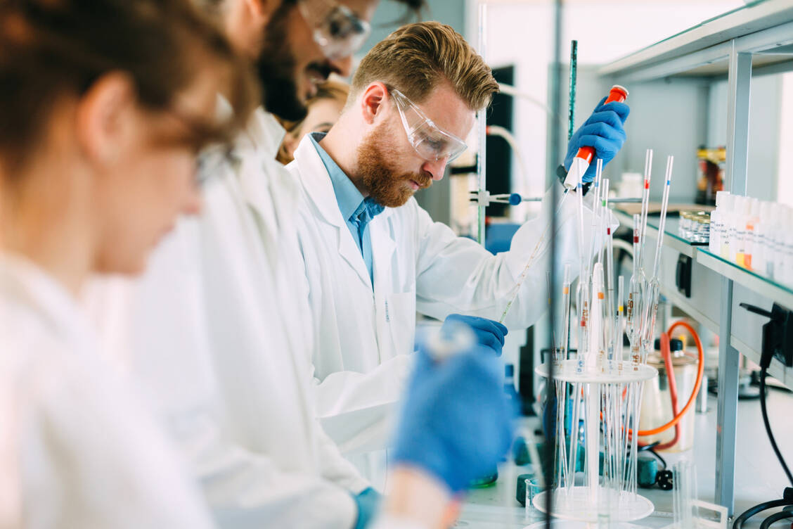 In Deutschland gibt es zu wenig Pharmaziestudienplätze, konstatieren die Berufsverbände der Apotheker und der Bundesverband der Pharmaziestudierenden in Deutschland. / Foto: Adobe Stock/NDABcreativity