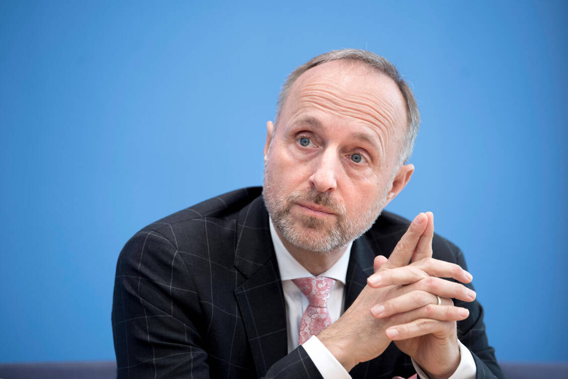 »Es handelt sich hier um eine Bagatellisierung ärztlicher, in dem Fall insbesondere hausärztlicher, Versorgung – eine Bagatellisierung, die unverantwortlich ist und die wir nicht hinnehmen können«, kritisierte KBV-Vize Stephan Hofmeister (Archivbild) geplante Apothekenleistungen.  / Foto: IMAGO/IPON