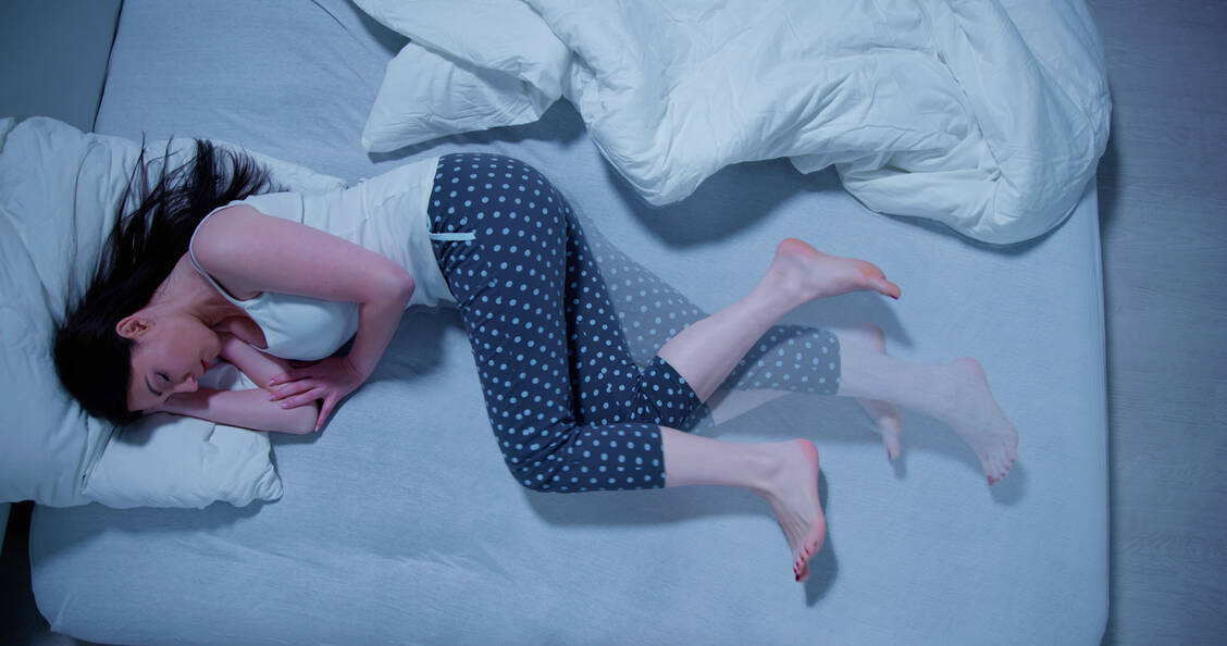 Was lässt die Beine zappeln? Die genetischen Grundlagen des Restless-Legs-Syndroms hat ein Forschungsteam aus München nun genauer untersucht.  / Foto: Adobe Stock/Andrey Popov