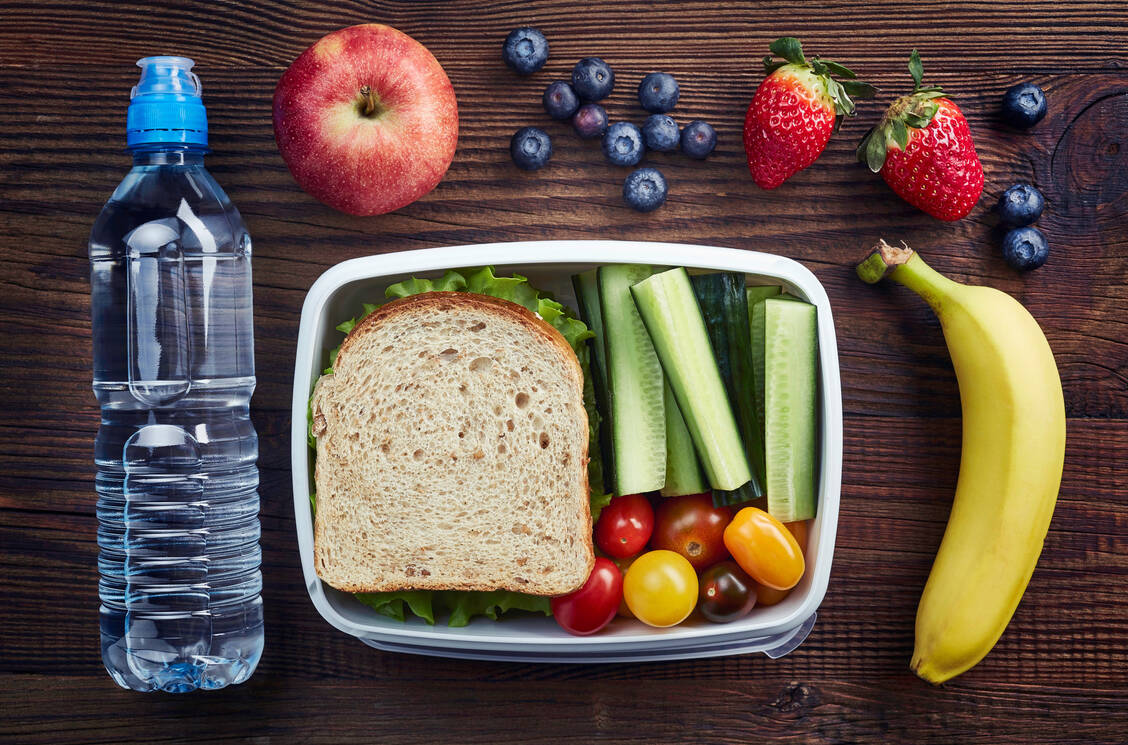 Gesunde Entscheidungen können Kinder nur treffen, wenn das Umfeld es ihnen ermöglicht. Wie der Pausensnack aussieht, entscheiden zum Beispiel die Eltern. / Foto: Shutterstock/baibaz
