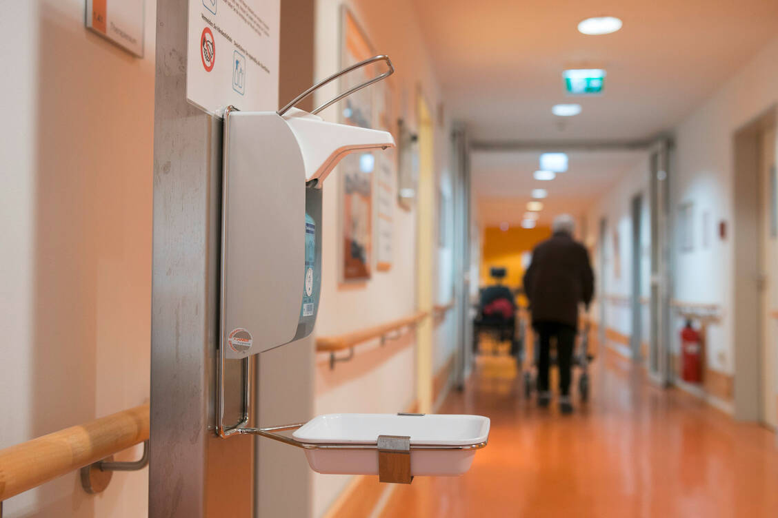 Altenheime gehören zu den berufsmäßigen Verwendern. Bei der Herstellung von Desinfektionsmitteln gelten hier für die Apotheke geringfügig andere Regeln als bei der Herstellung für Privatpersonen. / Foto: picture alliance