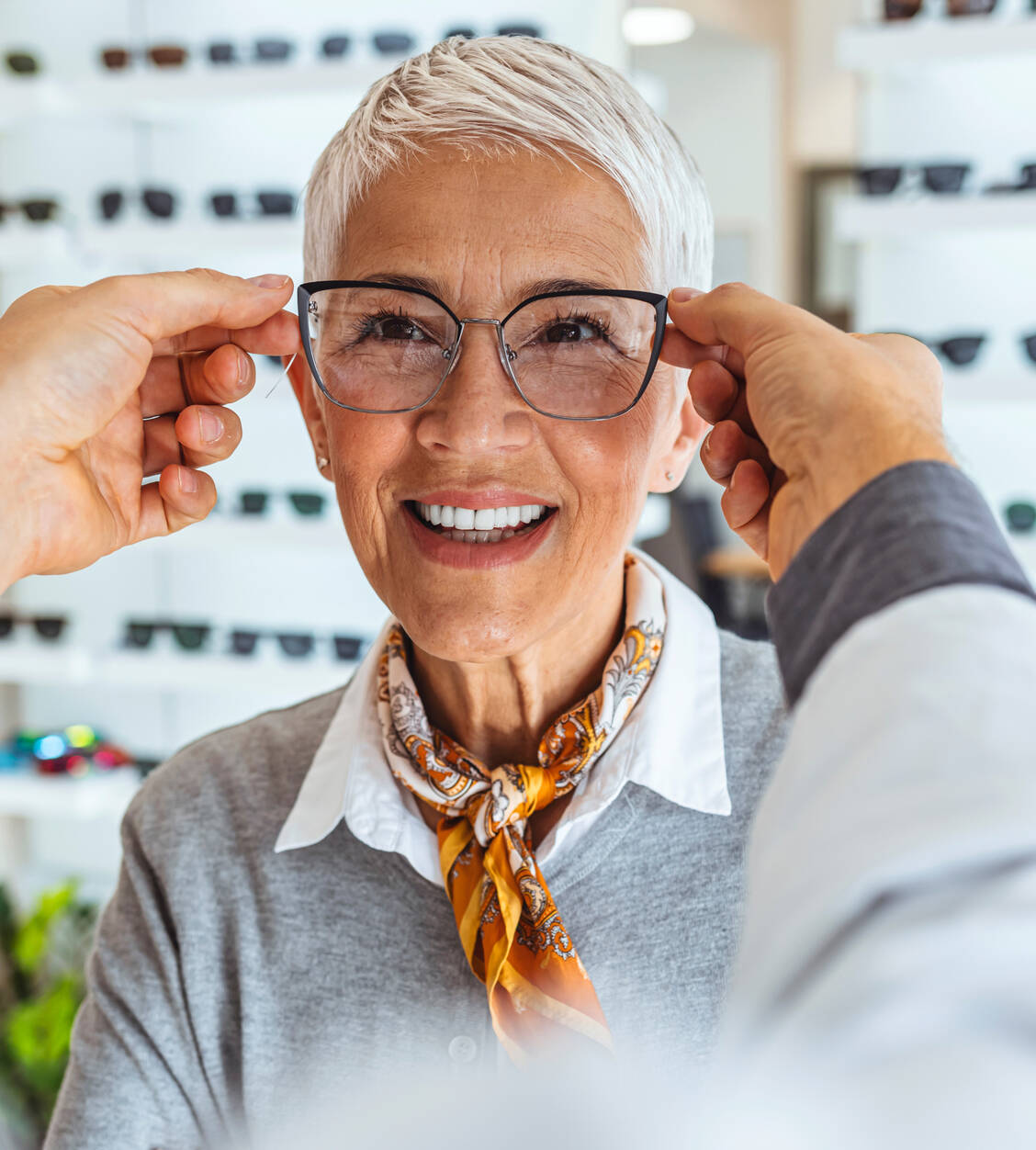 Mit 60 Jahren haben so gut wie alle Menschen eine Lese- oder Gleitsichtbrille. / © Getty Images/ljubaphoto