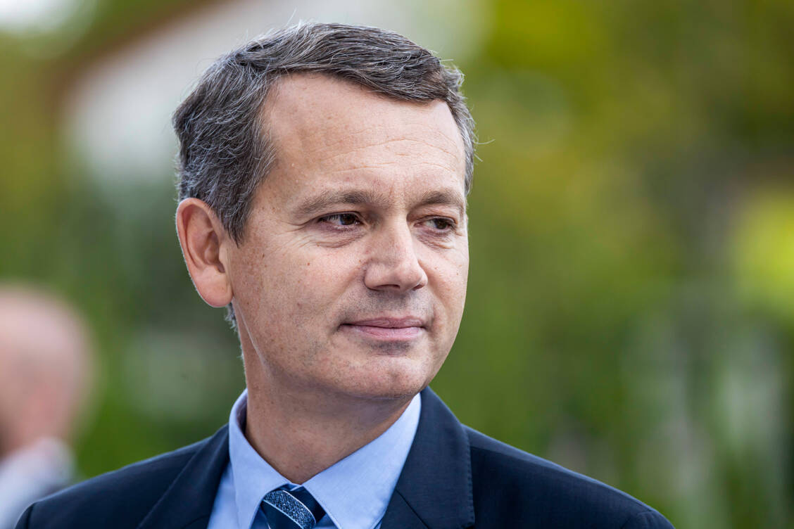 »Wenn Menschen zunehmend auch online einkaufen möchten, werden sie sich irgendwann die Frage stellen, warum sie bei dm nicht die OTC-Produkte finden, die es bei den schon bestehenden Online-Apotheken gibt«, meint dm-Geschäftsführer Christoph Werner. / © Imago/Arnulf Hettrich